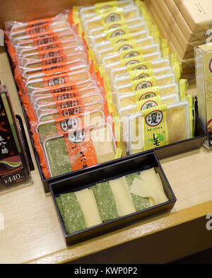 Koshihikari, roh ungebackene Yatsuhashi, Nama-yatsuhashi, Matcha aromatisiert Reismehl Streifen, traditionellen Kyoto behandelt auf einer Süßwaren store Anzeige in Stockfoto