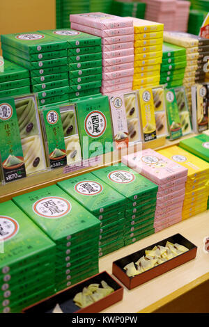 Traditionelle japanische Süßwaren, yatsuhashi Dreiecke mit roten Bohnen Paste und Proben, Miyagegashi souvenir Süßigkeiten, auf einem store Display in Kyoto, Ja Stockfoto