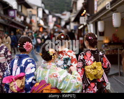 Gruppe von Mädchen im Teenageralter, Sommer in hellen Yukatas Kimonos, zu Fuß in Richtung Kiyomizu-dera auf Matsubara Dori Straße in Kyoto. Kyoto, Kyoto, Japan 2. Stockfoto