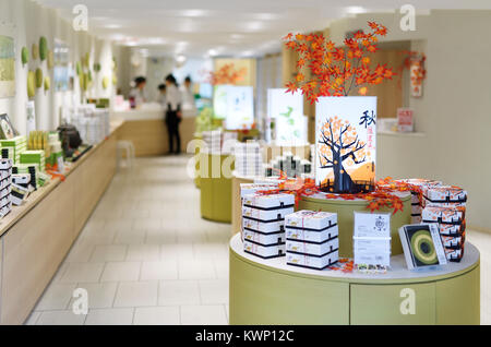 Store in Kyoto spezialisiert auf Kyo Baum, Japanische Matcha und Sojamilch Baumkuchen, ringförmige Reiskuchen souvenir Dessert behandelt. Kyoto, Japan 2017. Stockfoto