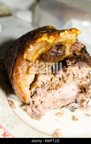 Ein Studio Foto von Schweinebraten auf einer Platte Stockfoto