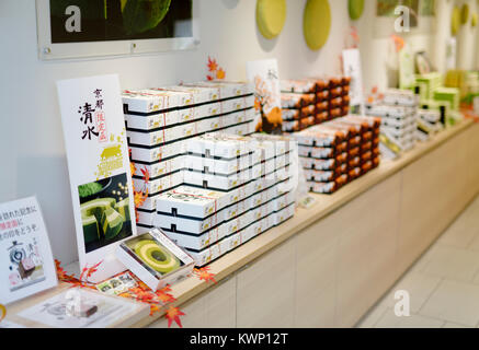 Kyo Baum, Kyoubaamu, Matcha und Sojamilch Baumkuchen, ringförmige Reiskuchen souvenir Dessert in einem Kyoto speichern. Kyoto, Japan 2017. Stockfoto