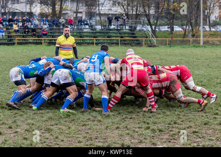 ZAGREB, KROATIEN - 18. NOVEMBER 2017: Rugby-spiel zwischen Rugby Club Mladost und Rugby Club Ljubljana. Rugby Spieler in Scrum Stockfoto