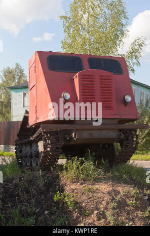 Weliki Ustjug, Vologda Region, Russland - 12. August 2016: Skidder Traktor TDT-40 installiert als Denkmal auf dem irdenen Sockel in Weliki Ustjug, Volo Stockfoto