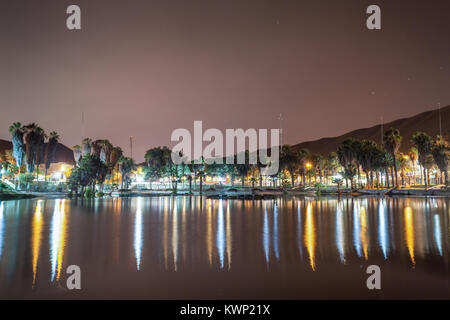 Huacachina Oase in der Nacht, ICA-Region, Peru Stockfoto