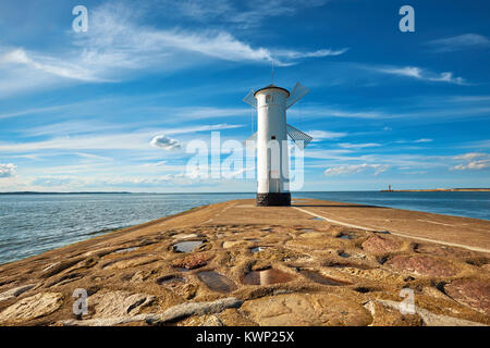 Der alte Leuchtturm in Swinemünde, einem Hafen in Polen an der Ostsee. Der Leuchtturm wurde als traditionelles Mühle entwickelt. Stockfoto