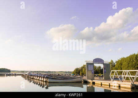 Ein Bild der Boote in Rutland Water, Rutland, England, UK zu mieten Stockfoto