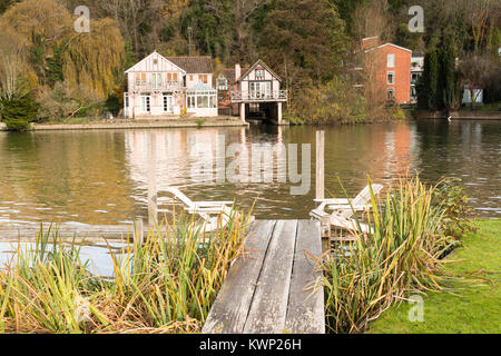 Ein Bild von einem Bereich zum Entspannen und den Fluss am Henley on Thames, Oxfordshire, England, UK genießen Stockfoto