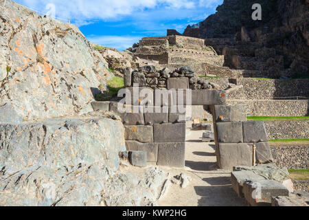 Ollantaytambo ist eine Stadt und ein Inka Ruinen in der Nähe von Cusco im Süden Perus. Stockfoto