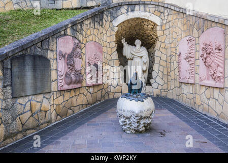 Quelle mit Wasser vom Propheten Elia, Frühling im Kloster der Unbeschuhten Karmeliten in Czerna Dorf in der Woiwodschaft Kleinpolen in Polen Stockfoto