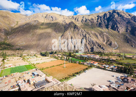 Ollantaytambo Luftaufnahme. Die Stadt von Ollantaytambo ist entlang der Patakancha Fluss im südlichen Peru. Stockfoto