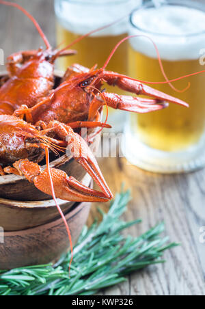 Schale gekochte Flusskrebse mit zwei Becher Bier Stockfoto