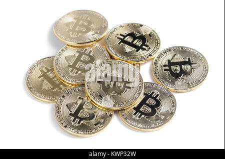 Makro-ansicht der glänzenden Bitcoin souvenire Münzen Heap, isoliert auf weißem Stockfoto