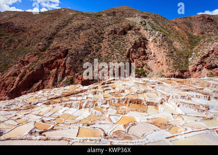 Das Salz verdampft Teich bei Maras (Salinas de Maras) in der Nähe von Cusco, Peru Stockfoto