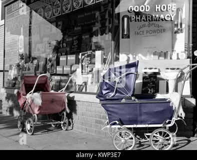 Vintage Foto von Baby Strollers außerhalb einer Washington Apotheke ca. 1937 Stockfoto