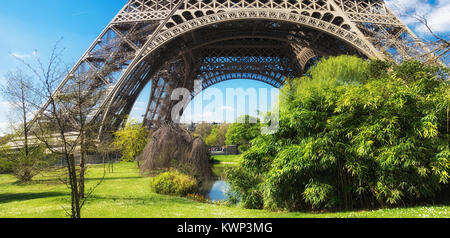 Romantische Paris, Park am Fuße des Eiffelturms auf einem sonnigen Tag im Frühjahr Stockfoto