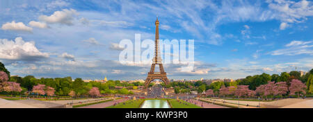 Paris, Frankreich. Panoramabild der Eiffelturm mit fantastischen Wolken aus dem Brunnen von Trocadero im Frühling gemacht. Stockfoto