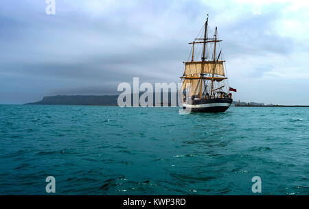 Tall Ship Rohrdommel in London segeln in Weymouth Bay, Dorset, Großbritannien. Isle of Portland in der Ferne Stockfoto