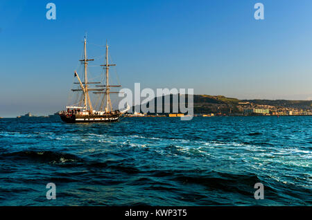 Sail Training ship TS Royalistischen in Portland Harbour, Dorset, Großbritannien Stockfoto