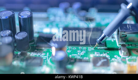 Elektronische Hintergrund: Löten von Computer, Motherboard, flachen DOF, an der Spitze Fokus Stockfoto