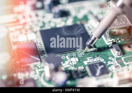 Elektronische Hintergrund: Löten von Computer, Motherboard, flachen DOF, an der Spitze zu konzentrieren. Dieses Bild wird gestrafft. Stockfoto