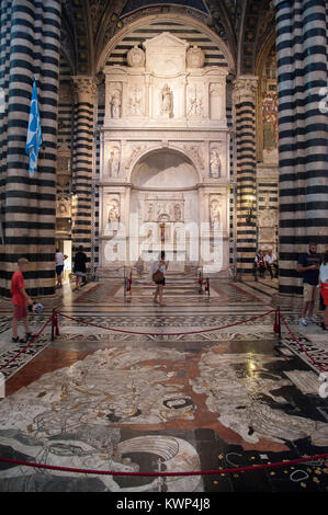 Altare Piccolomini (Piccolomini Altar) und Allegorie auf den Berg der Weisheit Marmor Mosaik Boden inlay von Pinturicchio in romanischen und italienischen Gotik Stockfoto