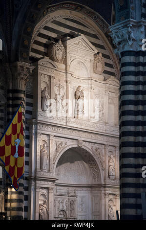 Altare Piccolomini (Piccolomini Altar) im romanischen und italienischen gotischen Kathedrale Metropolitana di Santa Maria Assunta (Dom von Siena der Annahme Stockfoto