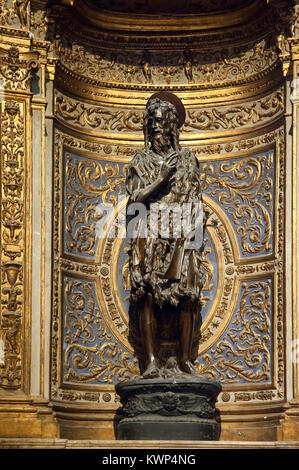 Der hl. Johannes der Täufer Statue von Donatello in der Cappella di San Giovanni Battista (Kapelle des Heiligen Johannes der Täufer) in romanischen und italienischen Gotik Ca Stockfoto