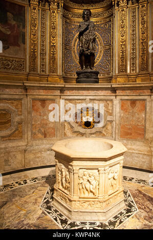 Der hl. Johannes der Täufer Statue von Donatello in der Cappella di San Giovanni Battista (Kapelle des Heiligen Johannes der Täufer) in romanischen und italienischen Gotik Ca Stockfoto