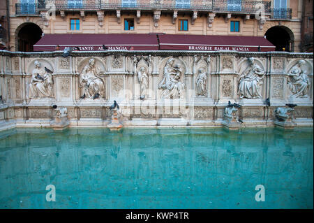 Fonte Gaia Brunnen auf der Piazza del Campo im historischen Zentrum von Siena aufgeführt von der UNESCO zum Weltkulturerbe in Siena, Toskana, Italien. 4. August 2016 © wojciech Stockfoto