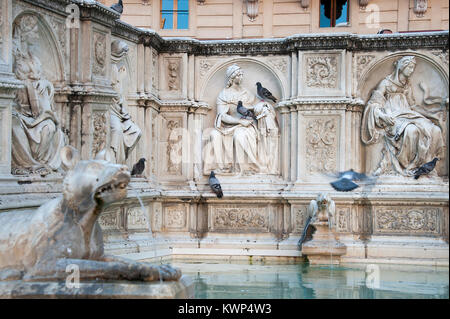 Fonte Gaia Brunnen auf der Piazza del Campo im historischen Zentrum von Siena aufgeführt von der UNESCO zum Weltkulturerbe in Siena, Toskana, Italien. 4. August 2016 © wojciech Stockfoto