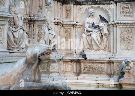 Fonte Gaia Brunnen auf der Piazza del Campo im historischen Zentrum von Siena aufgeführt von der UNESCO zum Weltkulturerbe in Siena, Toskana, Italien. 4. August 2016 © wojciech Stockfoto