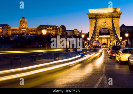 Abend Datenverkehr auf der Hängebrücke in Budapest, Ungarn, getönten Bild Stockfoto