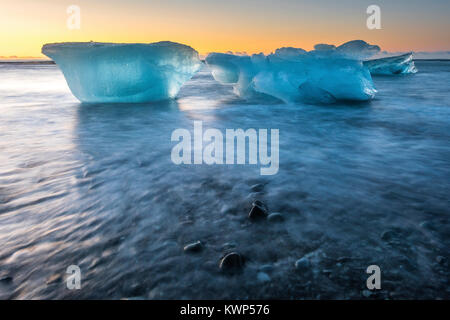 Sunrise & Eisberge am Gletschersee Jökulsárlón Gletscherlagune, Island, Mitte November, von Dominique Braud/Dembinsky Foto Assoc Stockfoto