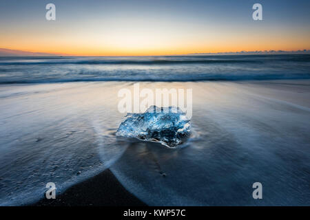 Sunrise & Eisberge am Gletschersee Jökulsárlón Gletscherlagune, Island, Mitte November, von Dominique Braud/Dembinsky Foto Assoc Stockfoto