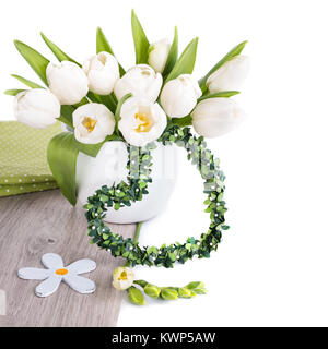 Bündel weißen Tulpen und passenden Frühling Dekorationen auf Holz isoliert auf Weiss. Kann als Ecke Dekoration für Tag Ostern, 8. März oder der Mutter verwendet werden. Stockfoto