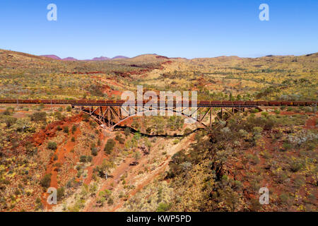 Eisenerz Bahnübergang über die größte private Single span Eisenbahnbrücke in der südlichen Hemisphäre, Pilbara in Westaustralien Stockfoto