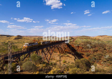 Eisenerz Bahnübergang über die größte private Single span Eisenbahnbrücke in der südlichen Hemisphäre, Pilbara in Westaustralien Stockfoto