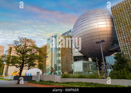 NAGOYA, Japan - 21. NOVEMBER 2015: Nagoya City Science Museum beherbergt die größte Planetarium der Welt, sie schildert die Biowissenschaften und allgemeine Überwachungspersonen Stockfoto