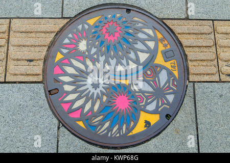 MATSUMOTO, Japan - 21. NOVEMBER 2015: Eine bunte Kanaldeckel in Matsumoto Stadt Stockfoto