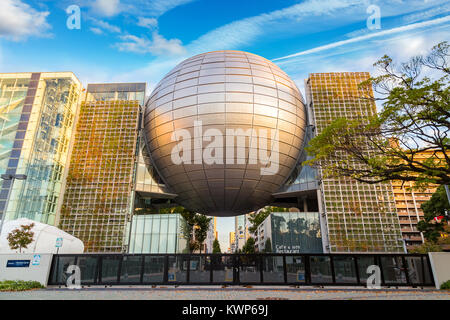 NAGOYA, Japan - 21. NOVEMBER 2015: Nagoya City Science Museum beherbergt die größte Planetarium der Welt, sie schildert die Biowissenschaften und allgemeine Überwachungspersonen Stockfoto