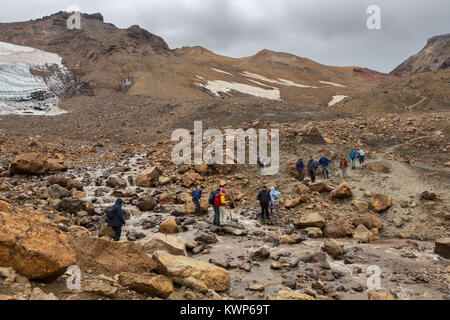 Touristen während der Aufstieg auf den aktiven Vulkan Mutnovsky in Kamtschatka. Stockfoto