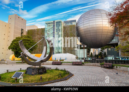 NAGOYA, Japan - 21. NOVEMBER 2015: Nagoya City Science Museum beherbergt die größte Planetarium der Welt, sie schildert die Biowissenschaften und allgemeine Überwachungspersonen Stockfoto