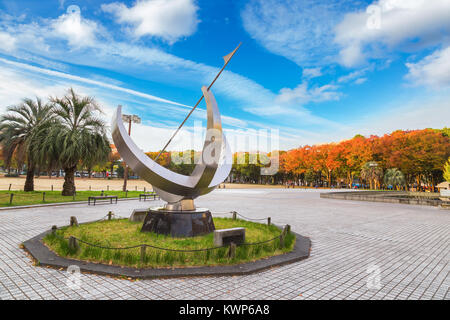 NAGOYA, Japan - 21. NOVEMBER 2015: Nagoya City Science Museum beherbergt die größte Planetarium der Welt, sie schildert die Biowissenschaften und allgemeine Überwachungspersonen Stockfoto