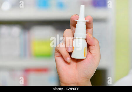 Schließen saisonale Schuß Apotheker holding Nasenspray Medizin an der Apotheke. Fragen der Gesundheit Stockfoto