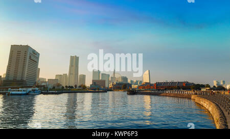 Minatomirai, mit Wolkenkratzern am Abend Yokohama, Japan - 24 November 2015: Minato Stockfoto
