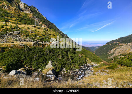 Herbst Landschaft mit Capra Fluss und Fagaras Gebirge an der berühmten transfagarasan Straße in Sibiu, Rumänien Stockfoto