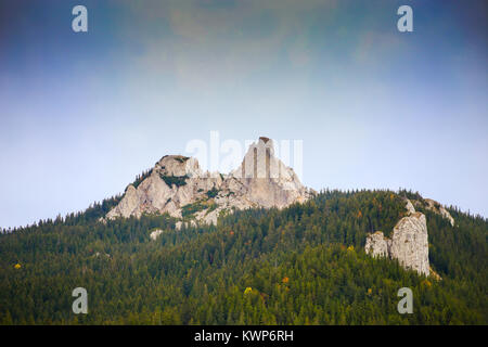 Blick auf pietrele Doamnei Peak (Lady's Steine Felsen) von unten in das Rarau-massiv in Suceava, Bukowina, Rumänien Stockfoto