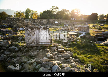 Fragmente der lateinischen Inschrift auf römische Kolonie Ulpia Traiana Augusta Dacica Sarmizegetusa. Forum Romanum archäologische Stätte in Hunedoara county Stockfoto