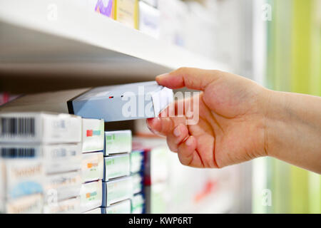 Closeup Apotheker Hand, die Medizin, in Apotheke Apotheke. Stockfoto